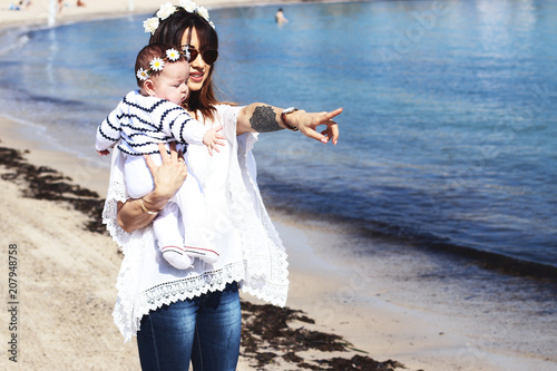 Jeune Femme Tenant Son Bebe A La Plage Stock Photo Adobe Stock Jeune Femme Tenant Son Bebe A La Plage Stock Photo Adobe Stock