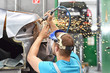 Karosseriebau - Mechaniker repariert Unfallschaden am Auto in einer Werkstatt // Body construction - mechanic repairs car accident damage in a workshop