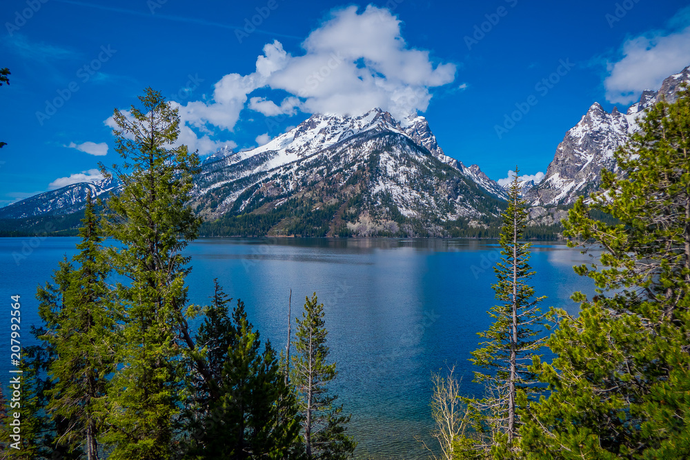 Jenny Lake and mountains of the Grand Teton National Park, Wyoming in ...