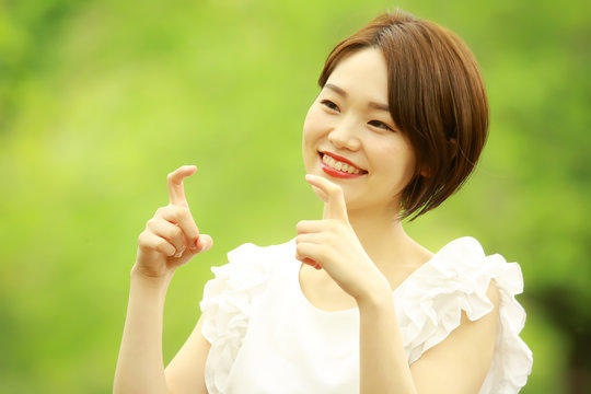 手話を話す女性