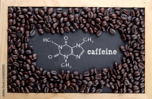 Fotomural Caffeine chemical formula on chalkboard with coffee beans