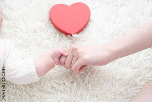 赤ちゃん 母親 ハート 手を握る Stock Photo Adobe Stock