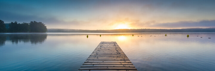 sonnenaufgang am see mit nebel - panorama