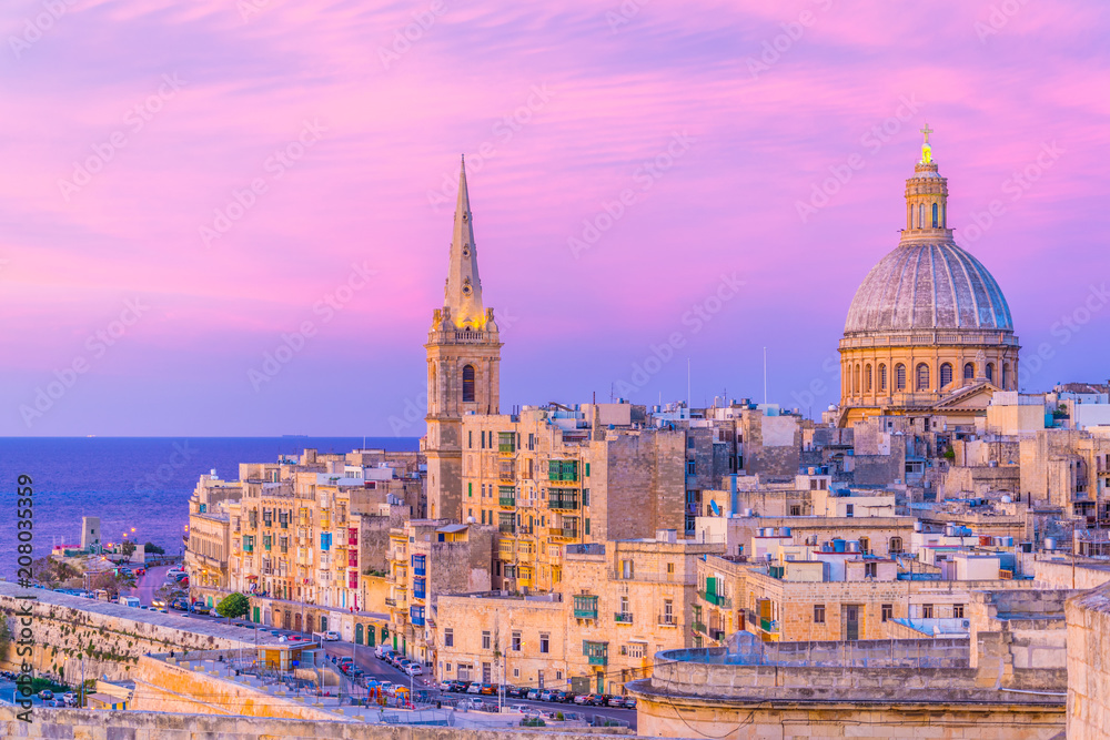 Obraz na płótnie Sunset view of the carmelite church Our Lady of Mount Carmel in Valletta, Malta w salonie