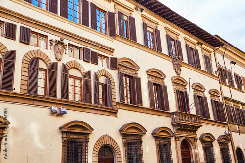 Zdjęcie XXL Widok z dołu jasny stary budynek fasada z ozdobnych projekt i kolorowe okna, Włochy