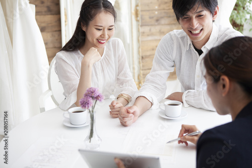 ウエディングプランナーと結婚式の相談をする幸せそうな夫婦 Buy This Stock Photo And Explore Similar Images At Adobe Stock Adobe Stock