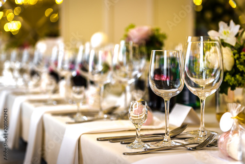 Fotografia Zastawa stołowa, kieliszki, catering