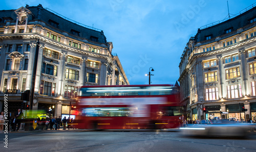 Fotomural People and double decker red bus cross Oxford Circus, the busy intersection of O