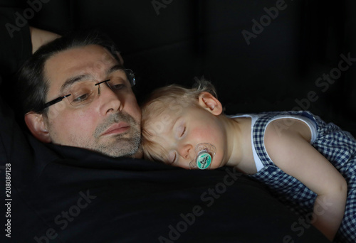 Petit Garcon Bebe Avec La Tetine Dans Le Bouche Dort Paisiblement Allonge Sur Son Papa Moment Complicite Stock Photo Adobe Stock