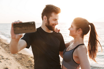 Poster - Happy young sport couple taking a selfie