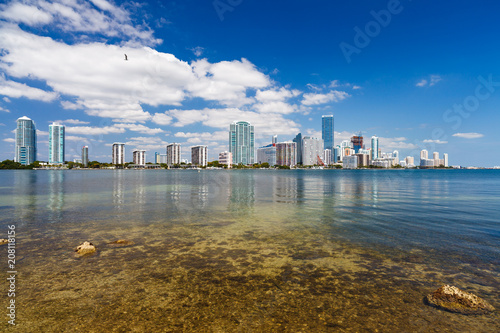Zdjęcie XXL Piękna linia horyzontu Miami wzdłuż zatoki Biscayne z wysokimi apartamentami Brickell Avenue i biurowcami.
