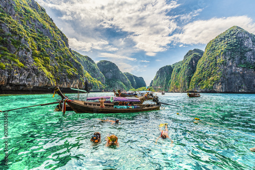 Fotomural Amazing Maya Bay on Phi Phi Islands, Thailand