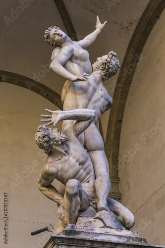Fotografía Statue Abduction of a Sabine Woman in Florence, Italy