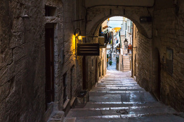 Wall Mural - A picturesque alley in the old town of Vieste, a famous seaside town for summer holidays, Gargano, Apulia, italy