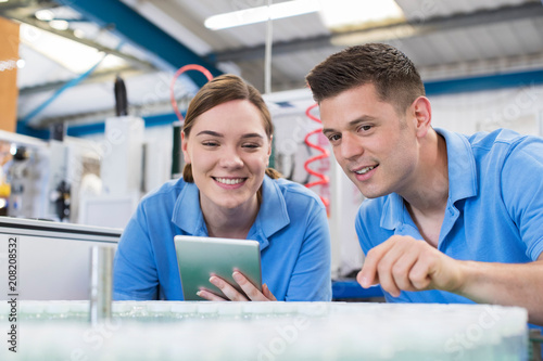 Fotomural Engineer And Apprentice With Digital Tablet Working In Bottle Capping Factory