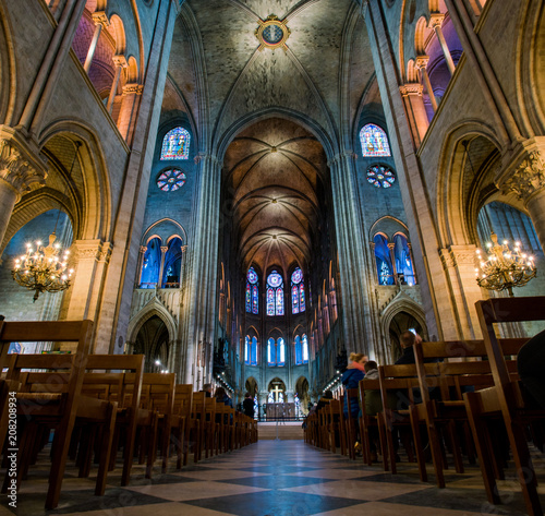 Zdjęcie XXL Paryż, Francja - 15 lutego 2018: Wnętrze katedry Notre Dame de Paris. Francja