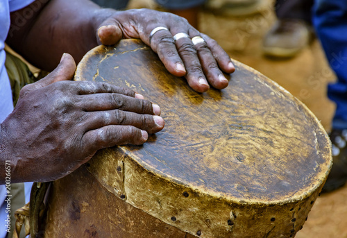 Obrazy perkusja  perkusista-grajacy-na-prymitywnym-atabaque-podczas-manifestacji-kultury-afro-brazylijskiej