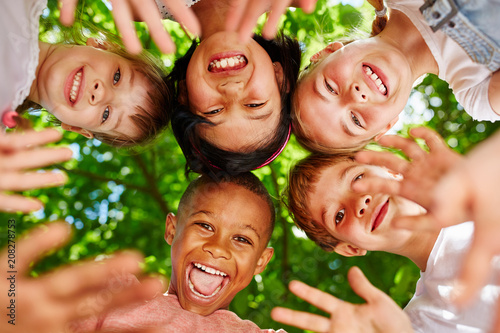 Fotografija Kinder als Freunde bilden einen Kreis