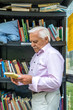Ausgemusterte Telefonzelle dient als Bücherei für einen Mann, der ein Buch liest