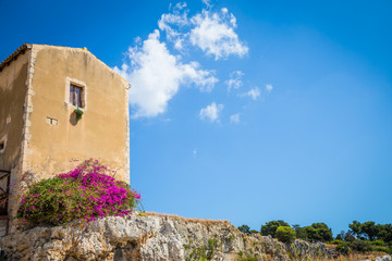 Fototapete - Sicily, Italy. Old house with purple flowers in Syracuse.