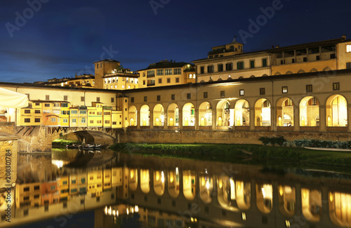 Plakat nocny widok Florencji lub Florencji i rzeki Arno we Włoszech