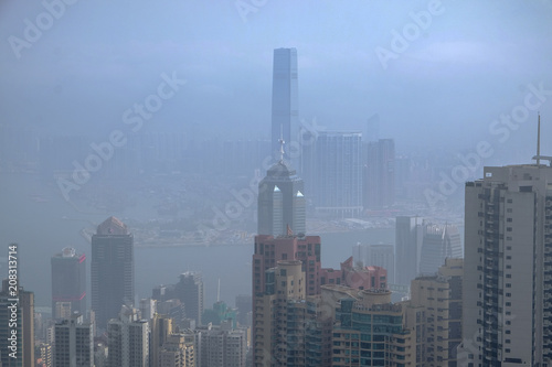 Plakat Patrząc w dół na port w Hongkongu od szczytu w mglisty poranek 3