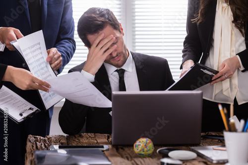 Fotomural Stressed Businessman Sitting In Office
