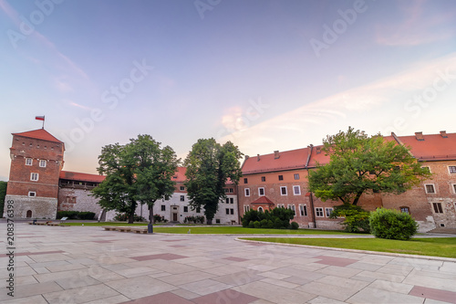 Zdjęcie XXL Ryal kasztel na Wawel wzgórzu przy zmierzchem, Krakow, Polska.