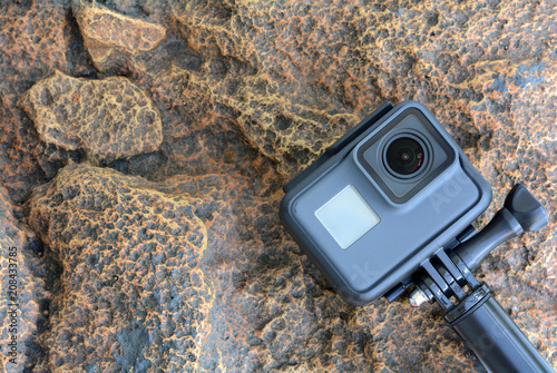 Foto Black action camera against the background of rocks.