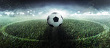 Fototapeta Sport - Fußball liegt auf dem Mittelpunkt