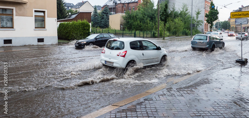 Überflutete Straße nach Gewitterzelle Unwetter Tableau sur Toile