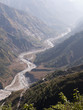 Eine Wanderung durch den Himalaya in Uttahrakhand Indien. Eine schöne Berglandschaft mit Blick in Schluchten Täler und auf die Achttausender