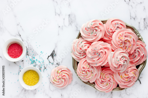 Fotografía Homemade marshmallow, fluffy dessert zephyr, pink swirl meringue with colorful s