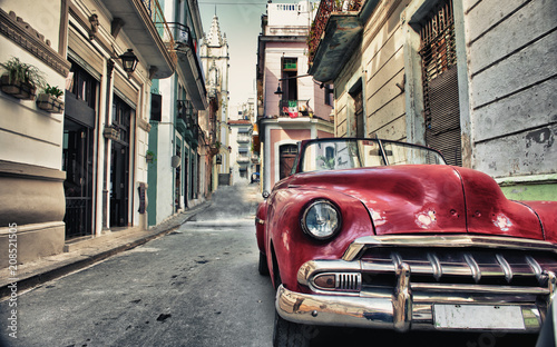 Photo Old american car parked in a street of Havana