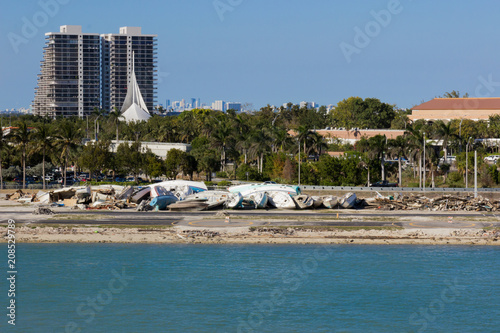 Plakat Jachty Brocken wzdłuż kanału w Miami. Skutki huraganu Irma