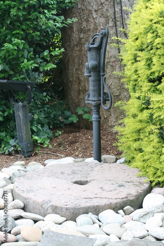 Brunnen Mit Muhlstein Im Garten Kaufen Sie Dieses Foto Und Finden Sie Ahnliche Bilder Auf Adobe Stock Adobe Stock