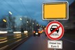 Diesel Fahrverbot - leeres Ortsschild mit dem zusätzlichen Verbotszeichen Dieselfahrverbot bis Euro 5 - straßenverkehr im Hintergrund 