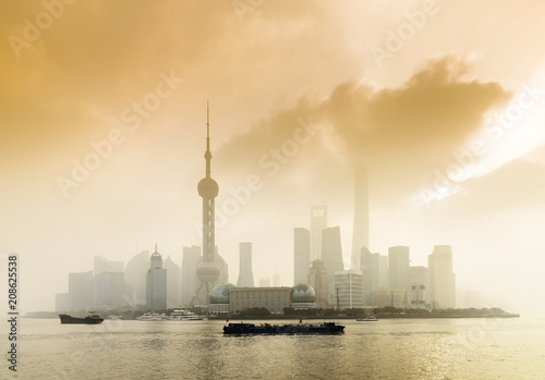 Zdjęcie XXL Szanghaj centrum finansowe i nowożytny drapacza chmur miasto w mglistym złocistym oświetleniowym wschodzie za zanieczyszczenie mgłą, widok od bund w Szanghaj, Chiny. styl vintage