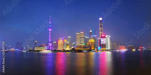 Zdjęcie XXL Szanghaj miasta linii horyzontu Pudong strona patrzeje przez Huangpu rzeki na mrocznym czasie. Szanghai Chiny. Piękny żywy obraz panoramiczny.