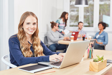 Junge Frau als Azubi arbeitet am Laptop PC