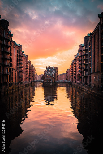 Fotografía Rosa Wolken über Hamburg