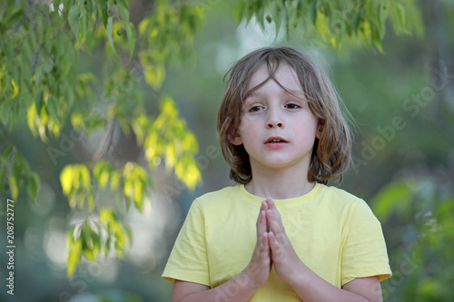 Petit Garcon Aux Cheveux Longs Medite En Pleine Nature Stock Photo Adobe Stock