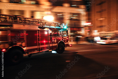 Chicago Fire Department (CFD) engine responds to emergency call Poster Mural XXL