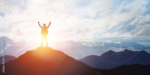 Fotomural Silhouette of male on the peak of mountain
