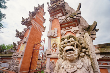 Canvas Print - Stone dragons sculptures on balinese hindu temple.