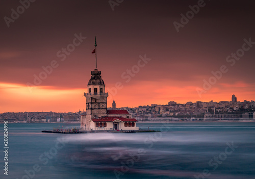 Plakat Maiden Tower to najpiękniejsza architektura w Stambule