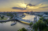 Fototapeta Fototapety z mostem - Widok z lotu ptaka na mosty, statek na rzece oraz zachodzące słońce - Wrocław, Polska