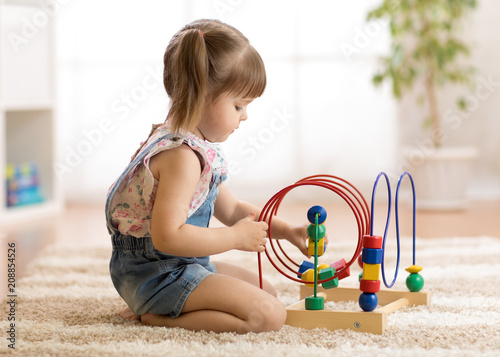 Fotografía kid girl playing with educational toy indoors