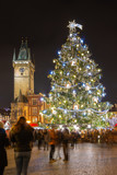 Fototapeta Londyn - Altstadtplatz mit Weihnachtsmarkt, Kerzenschein, Weihnachtsbaum und Frauenkirche in Prag, Tschechische Republik