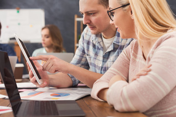 Aufkleber - Business partners work at modern office